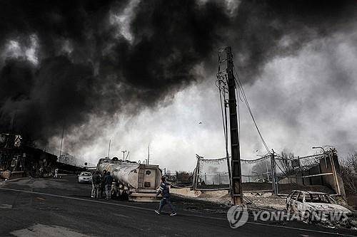 테헤란 북서부 정유시설 인근의 검은 연기. AFP 연합뉴스
