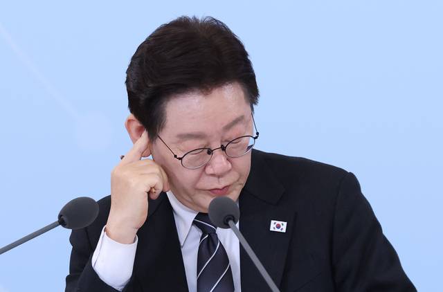 이재명 대통령이 지난 3월 10일 청와대에서 열린 ‘상생을 실천하는 기업인과의 대화’에서 참석자 발언을 듣고 있다.[청와대통신사진기자단·연합뉴스]