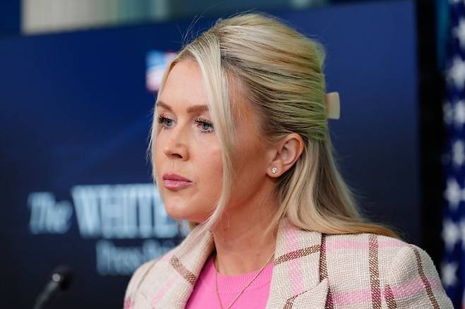 캐롤라인 레빗 미국 백악관 대변인이 10일(현지시간) 백악관에서 이란 전쟁과 관련해 브리핑하고 있다. 레빗 대변인은 이란이 항복을 선언하지 않아도 미국에 대항할 능력을 상실했다고 대통령이 판단하면 이를 무조건 항복으로 규정할 것이라고 밝혔다. AP 뉴시스