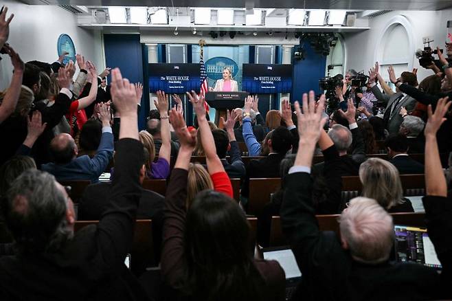 10일(현지시간) 미국 워싱턴DC 백악관에서 케롤라인 레빗 백악관 대변인이 기자들의 질문을 받고 있다.AFP연합뉴스