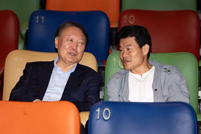 윤석열 전 대통령이 21일 오전 서울 중구 메가박스 동대문점에서 다큐멘터리 영화 '부정선거, 신의 작품인가'를 관람하기 앞서 전한길 씨와 대화하고 있다. 2025.05.21. /사진=뉴시스