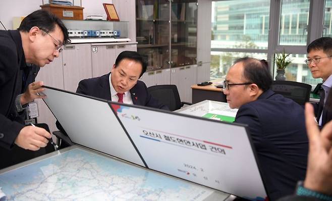 이권재 오산시장이 분당선 오산연장 예타 대상사업 관련 회의를 진행하고 있다. 오산시 제공