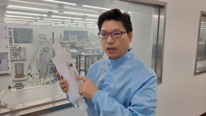 시노펙스 석유민 R&D센터장이 11일 반도체 케미컬 필터에 대해 설명하고 있다. 강경래 기자