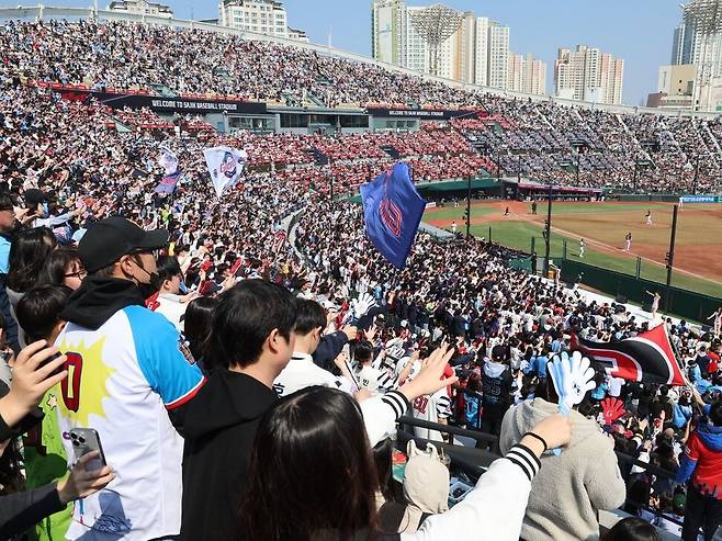 사직구장에서 열린 2025 KBO리그 시범경기 모습. 연합뉴스