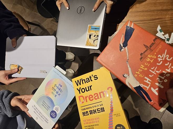 지난 5일 서울 관악구 어드민나이트 모임에서 참여자들이 각자 할 일을 위해 준비한 물품을 들어 보이고 있다. 최경원(28)씨 제공