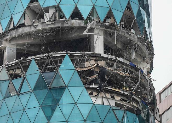 10일(현지시각) 이란 드론 공격으로 바레인 수도 마나마 북부 고급 해안지구의 한 건물 일부가 파괴됐다. 지난달 28일 미국·이스라엘의 공습을 받은 뒤 이란은 중동 내 미군 시설뿐 아니라 공항·호텔 등 민간 시설도 일부 타격하고 있다. AFP 연합뉴스