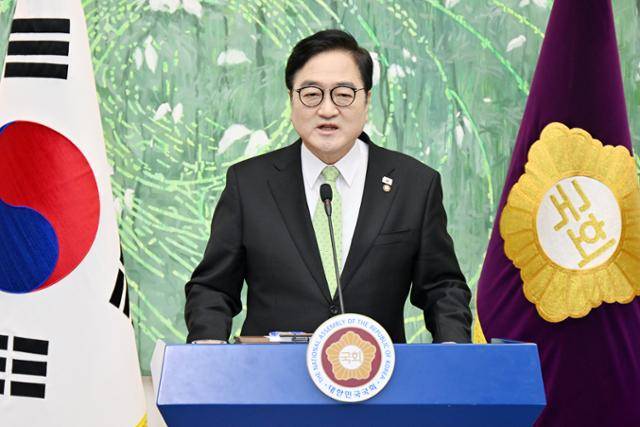 우원식 국회의장이 10일 국회에서 개헌 관련 긴급 기자회견을 하고 있다. 민경석 기자