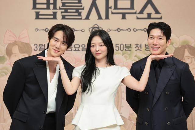 배우 유연석(왼쪽부터)가 이솜, 김경남이 11일 서울 양천구 목동 SBS에서 열린 새 금토드라마 '신이랑 법률사무소' 제작발표회에 참석해 포즈를 취하고 있다. 뉴스1