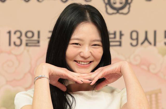 배우 이솜이 11일 서울 양천구 목동 SBS에서 열린 새 금토드라마 '신이랑 법률사무소' 제작발표회에 참석해 포즈를 취하고 있다. 뉴스1