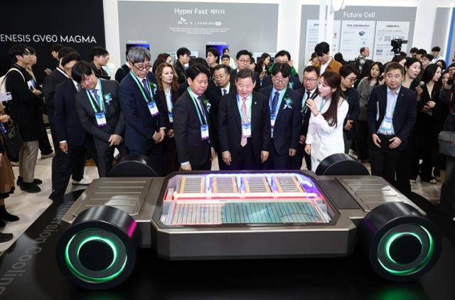 11일 서울 강남구 코엑스에서 개막한 '인터배터리 2026'을 찾은 이철규 국회 산업통상자원중소벤처기업위원장, 엄기천 한국배터리산업협회장 등이 SK온의 전기차용 액침 냉각 배터리 모형을 살펴보고 있다. 뉴스1