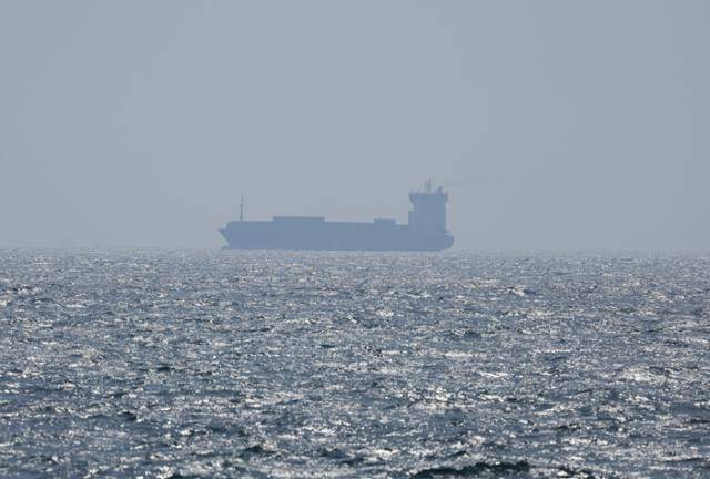 지난해 6월 23일 아랍에미리트(UAE) 라스 알 카이마에서 바라본 호르무즈해협에 컨테이너선이 항해하고 있다. EPA 연합뉴스