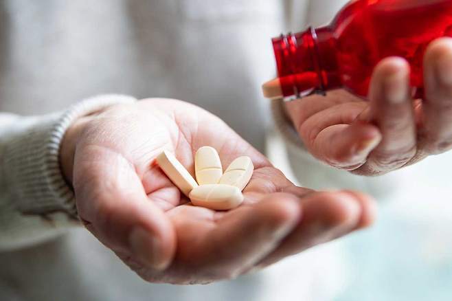 종합비타민·미네랄을 매일 섭취하면 생물학적 노화 속도를 일부 늦출 수 있다는 연구 결과가 나왔다./사진=게티이미지뱅크