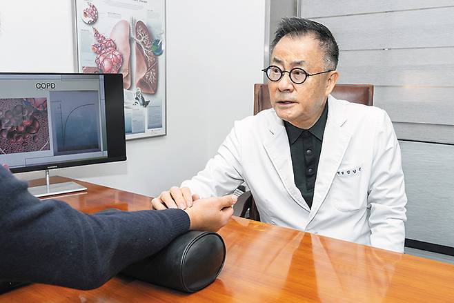 김남선 대표원장이 COPD(만성폐쇄성폐질환) 환자를 진료하고 있다. /정하림 헬스조선 객원기자