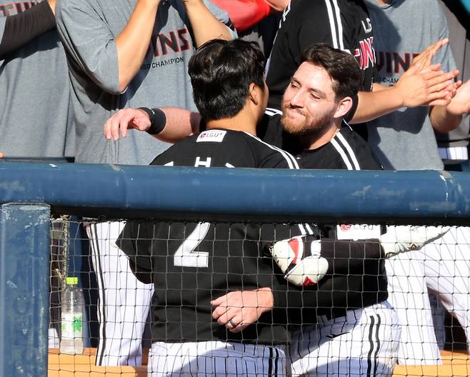 2일 오후 서울 잠실야구장에서 열린 프로야구 LG와 두산 경기. LG 문보경이 9회 백투백 좌월 1점 홈런을 날리고 전타석에서 홈런을 날린 오스틴과 포옹하고있다. 잠실=정시종 기자 capa@edaily.co.kr /2024.06.02.