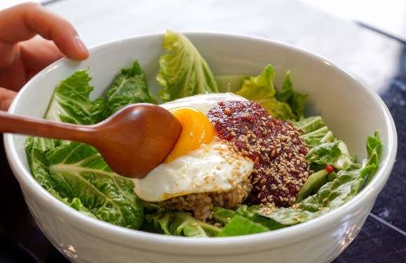 사진은 봄동비빔밥. [사진=유튜브 @밥상차려주는남자]