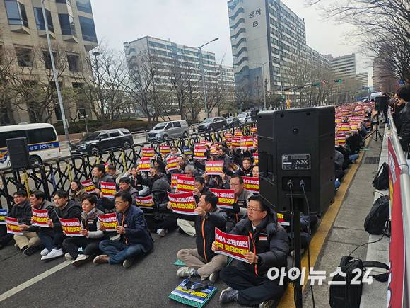 HMM육상노동조합(이하 HMM 노조) 소속 조합원들이 여의도 HMM 본사 인근에사 열린 집회에 참여해 구호를 외치고 있다. [사진=설재윤 기자]