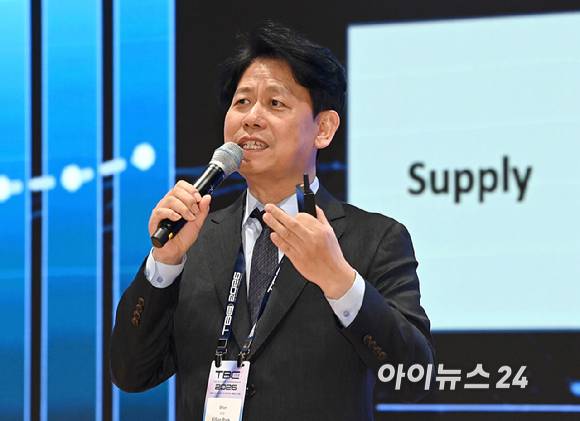 박기수 SK온 CTO가 11일 서울 강남구 코엑스에서 열린 더 배터리 컨퍼런스에서 강연을 하고 있다.[사진=곽영래 기자]