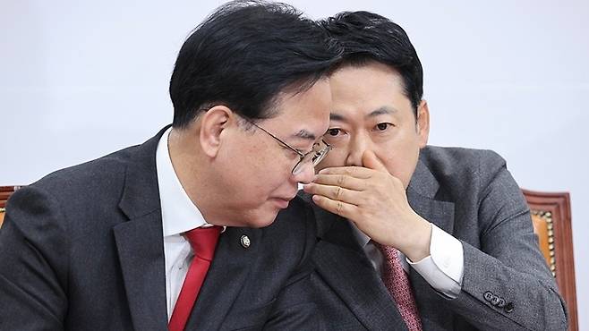 장동혁 대표(오른쪽)와 송언석 원내대표가 얘기를 나누고 있다. (국민의힘)