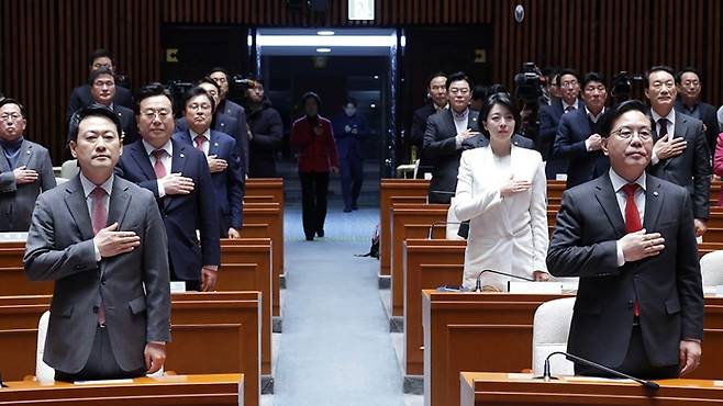의원들이 9일 국회에서 열린 긴급 의원총회에서 국민의례를 하고 있다. (국민의힘)
