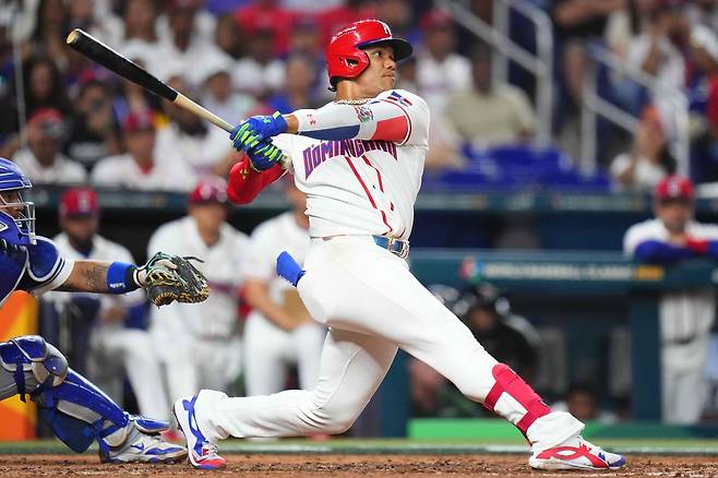 도미니카공화국의 후안 소토(위 사진)와 베네수엘라의 로널드 아쿠냐 주니어. 한국 투수들이 WBC 8강에서 상대할 가능성이 있는 강타자들이다. 대진상 한국은 14일 도미니카공화국 또는 베네수엘라와 4강행을 다툰다. [AFP=연합뉴스]