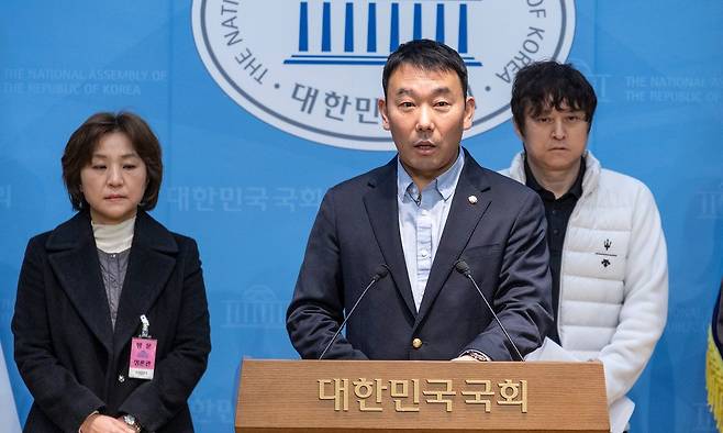 국회 법제사법위원회 민주당 간사인 김용민 더불어민주당 의원은 최근 정부가 국무회의를 거쳐 발의한 공소청·중대범죄수사청 법안에 대해 공소청이 기존 검찰청보다 권한이 더 세질 수 있다고 주장하며 반대하고 있다. 사진은 지난 6일 국회 소통관에서 민주당 당원들과 함께 검찰개혁 관련 기자회견을 하고 있는 김 의원의 모습. 연합뉴스