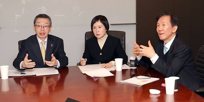 9일 서초구 오퓨런스 빌딩에서 (왼쪽부터)김현 전 변협회장, 이은경 전 여변 회장, 하창우 전 변협회장이 중앙일보와 사법 3법 관련 대담을 진행하고 있다. 이들은 "사법 3법의 결과는 '사법의 정치화'"라고 비판했다. 강정현 기자