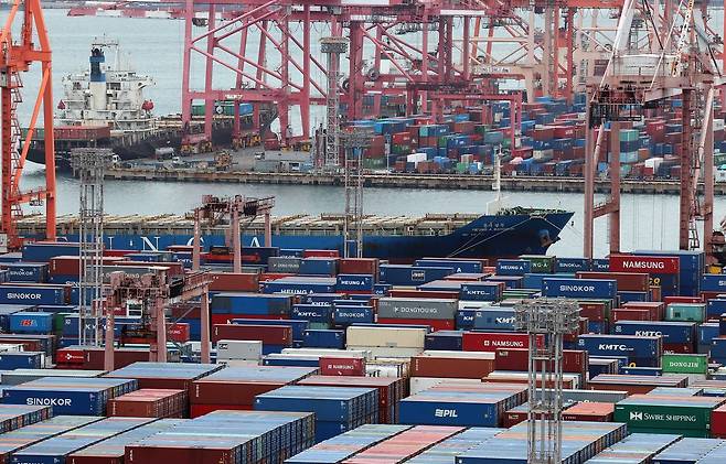 부산 남구 신선대(사진 아래) 및 감만(위) 부두 야적장에 수출입 컨테이너가 쌓여 있다. 뉴시스