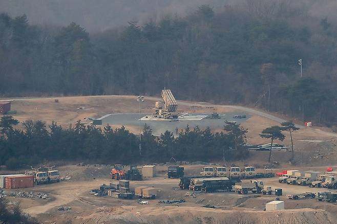 10일 오후 경북 성주군 주한미군 사드 기지 모습. 아직 해체 전인 발사대가 하늘을 향해 세워진 채 기지에는 적막이 흐르고 있다. 뉴스1