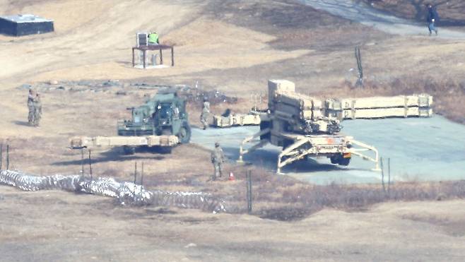 지난 10일 미국 국방부가 한국에 배치된 사드(THAAD·고고도 미사일 방어체계) 중 일부를 중동 지역으로 이동시키고 있다는 보도가 나온 가운데 지난 5일 경북 성주군의 미군 사드 기지에서 방공무기 발사대 해체 작업이 진행되고 있다. 연합뉴스