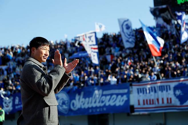 7일 오후 경기도 파주시 금릉동 파주 스타디움에서 열린 하나은행 K리그2 2026 2라운드 파주 프런티어 FC와 수원삼성블루윙즈의 경기에서 1대 0으로 승리한 수원 이정효 감독이 서포터즈의 응원에 박수를 보내고 있다. 뉴스1