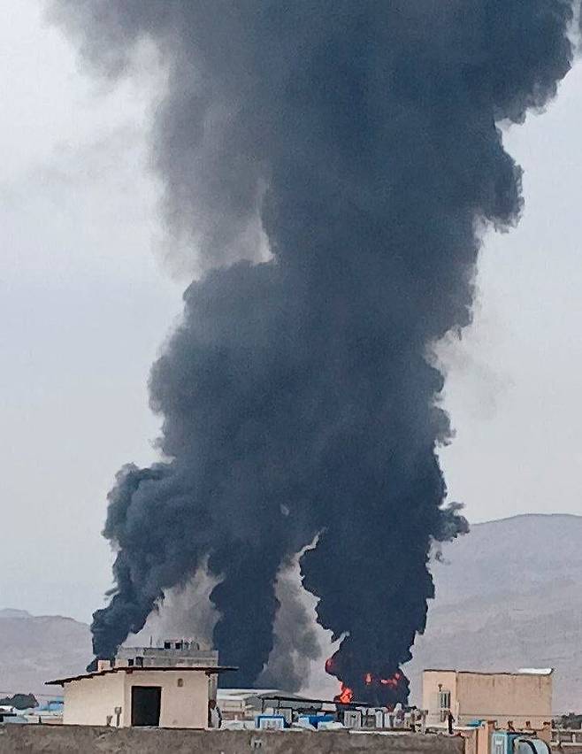10일(현지시간) 이란 케르만 공항이 공격받았다는 보도가 나온 가운데 케르만주 상공으로 연기가 치솟고 있다. 로이터=연합뉴스