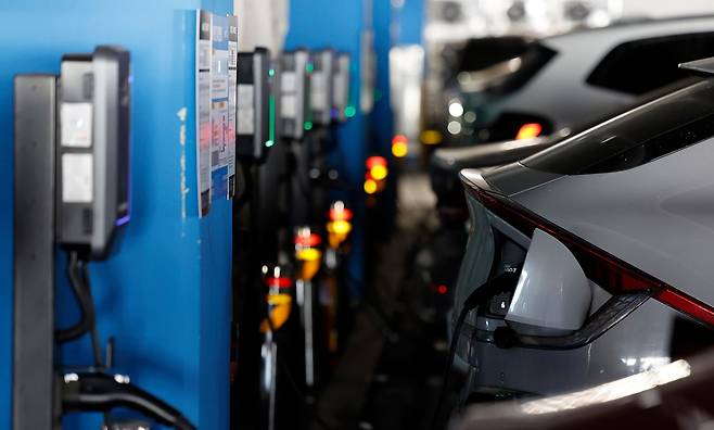 서울 시내 한 쇼핑몰에 설치된 전기자동차 충전소에서 전기 차량이 충전되고 있다. 뉴시스