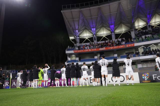 ▲ 강원FC 선수단이 10일 일본 도쿄 마치다 풋볼 스타디움에서 열린 FC 마치다 젤비아와 2025-2026 AFC 챔피언스리그 엘리트 16강 2차전을 마친 뒤 팬들에게 인사하고 있다. 강원FC 제공