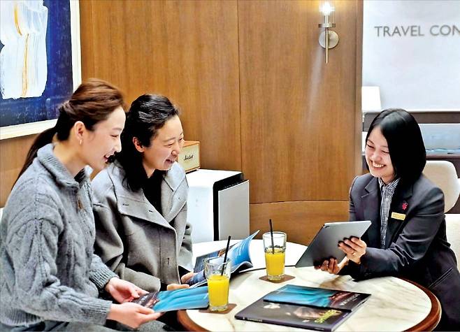 신세계 센텀시티 트래블 컨시어지에서 고객이 여행 상담을 하고 있다. /신세계백화점 제공
