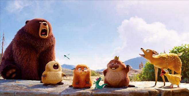 영화 ‘호퍼스’에서 비버 로봇으로 의식을 옮긴 메이블(가운데)이 동물들과 개발 위기에 처한 연못을 지키기 위해 힘을 모으고 있다. /월트디즈니컴퍼니코리아 제공