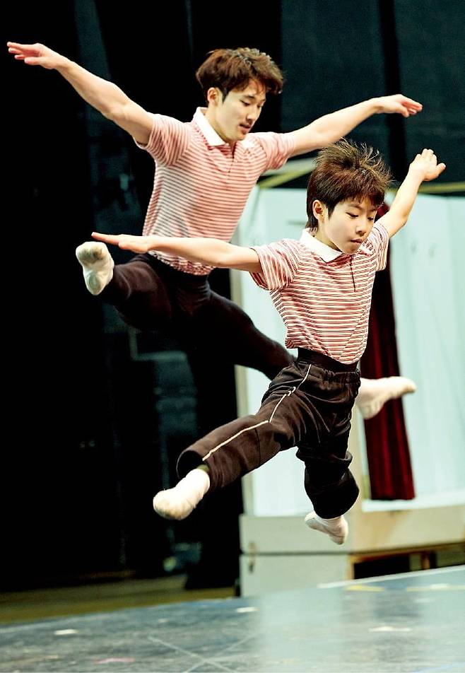 지난 10일 경기 고양아람누리 공연장에서 열린 뮤지컬 ‘빌리 엘리어트’ 시연회에서 성인 빌리 역의 임선우 유니버설발레단 수석무용수가 빌리 역의 김우진 군과 파드되(2인무)를 추고 있다. /신시컴퍼니 제공