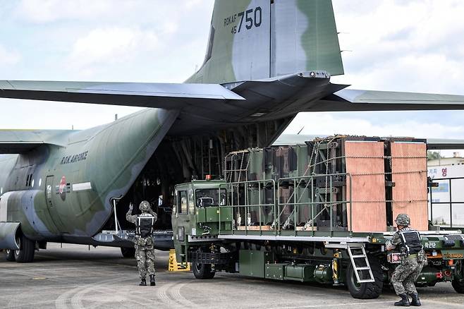 공군 군수사령부 예하 제601종합 수송지원대대 장병들이 2024년 8월 22일 대구 동구 대구공군기지 활주로에서 카고로더를 이용해 패트리어트·천궁 모의탄이 실린 화물운반대를 C-130J 수송기에 적재하는 모습. 사진=공군