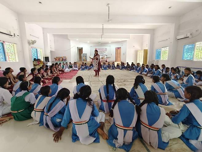 파얄 파텔이 인도 오디샤주에서 지역 여성들에게 월경에 관한 교육을 하고 있다. 본인 제공