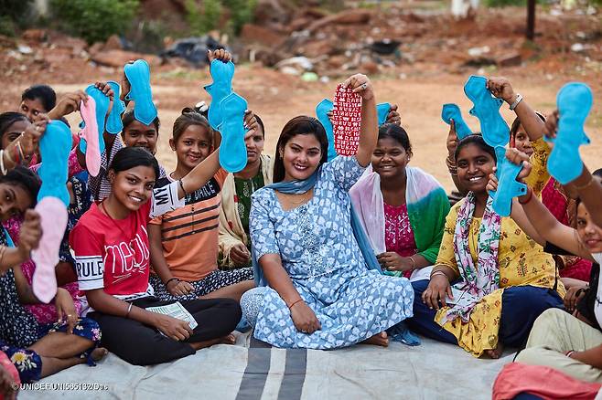 인도 오디샤주에서 월경 빈곤에 대한 활동을 하고 있는 ‘패드 걸’ 파얄 파텔(가운데). Soumi Das. UNICEF 2024 . 유니세프 페이스북