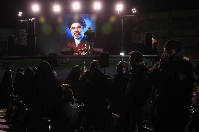 지난 9일(현지시간) 이란 수도 테헤란에 설치된 스크린에 새 최고지도자로 선출된 모즈타바 하메네이의 사진이 표시되어 있다. 로이터연합뉴스