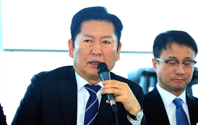 정청래 더불어민주당 대표가 11일 인천 강화군 강화평화전망대에서 열린 인천 현장 최고위원회의에서 발언하고 있다. 연합뉴스