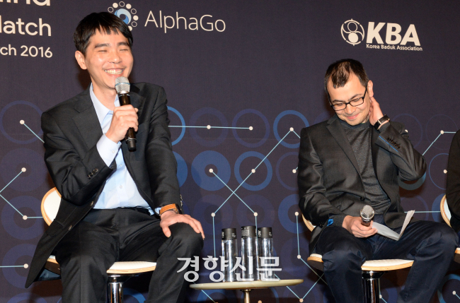 이세돌 9단이 2016년 3월 13일 서울 종로구 포시즌스 호텔에서 벌어진 ‘구글 딥마인드 챌린지 매치’ 제4국에서 불계승을 거둔 후 활짝 웃으며 기자회견을 하고 있다. 왼쪽에 앉은데미스 하사비스 구글 딥마인드 CEO도 미소 짓고 있다. 김정근 기자