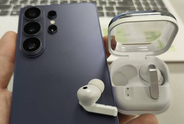 갤럭시 S26 울트라 후면과 무선 이어폰 갤럭시 버즈4 프로. 정옥재 기자