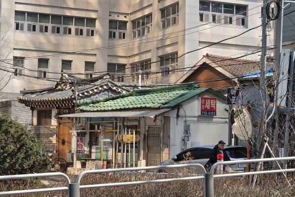 갤럭시 S26 울트라를 이용해 도심 속의 한 주택을 촬영했다. 2.8배줌으로 당겼고 촬영 후 필요 없는 부분을 잘라냈다. 정옥재 기자