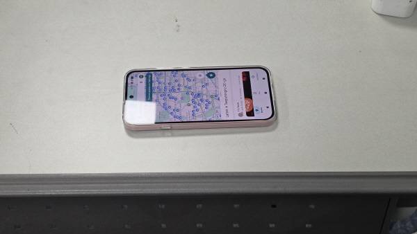 갤럭시 S26 울트라의 프라이버스 디스플레이를 대조하기 위해 촬영한 다른 스마트폰. 정옥재 기자