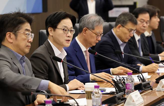 Industry Minister Kim Jung-kwan, second from left, speaks at a meeting with officials at major oil refineries in Seoul on March 9. [NEWS1]