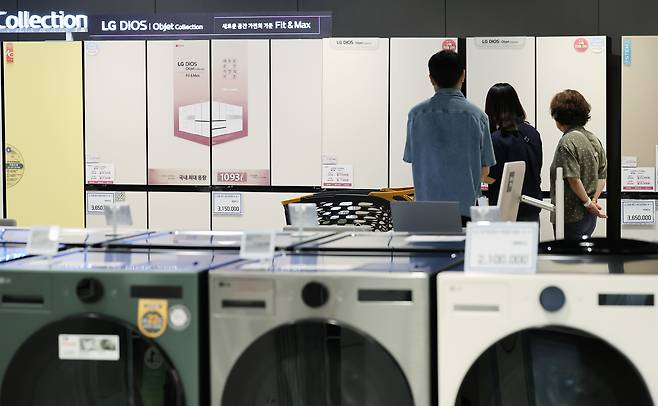Washing machines and refrigerators are displayed at a consumer electronics store in Seoul on June. 19, 2025. [NEWS1]