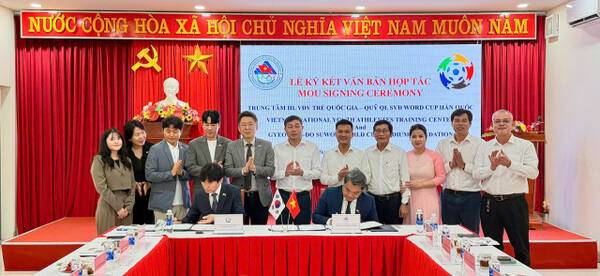 수원월드컵재단은 10일 베트남 다낭을 방문해 현지 국가 청소년 선수 훈련센터와 ‘한·베 스포츠·문화 협력을 위한 업무협약(MOU)’을 체결했다. 재단 제공