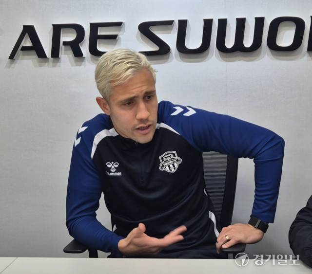 수원FC의 새 외국인 공격수 프리조가 11일 기자간담회서 포부를 밝히고 있다. 임창만기자