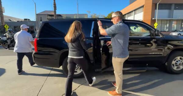 유튜브 채널에 올라온 트럼프 미국 대통령 손녀 영상에서 쇼핑을 마치고 비밀경호국 소속으로 추정되는 사람들에게 호위받으며 집으로 가는 모습. 유튜브 ‘Kai Trump(카이 트럼프)’ 캡처